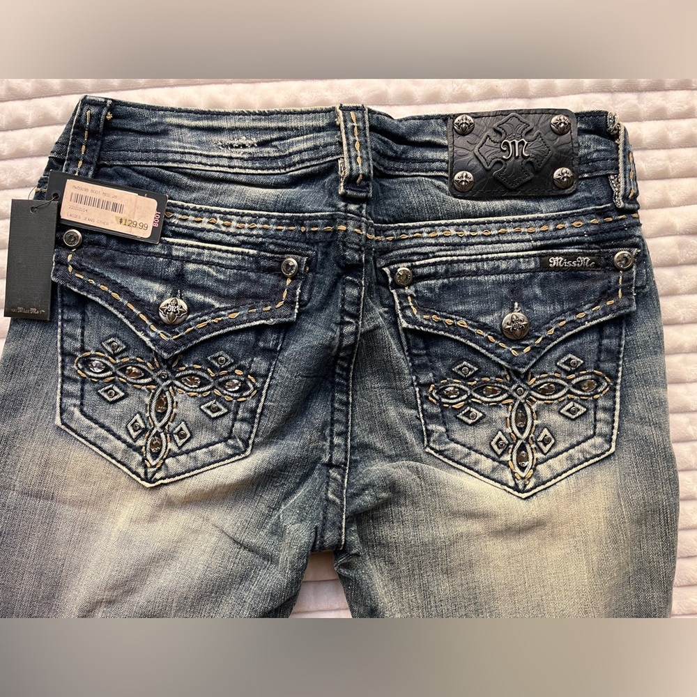 Miss Me mid-rise boot cut jeans. SIZE: 28.